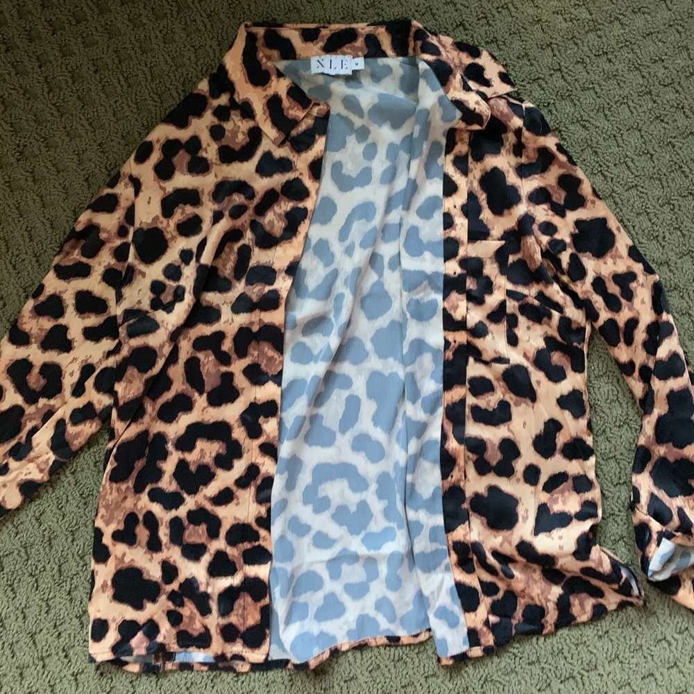 Leopard button down blouse - Picture 2 of 3